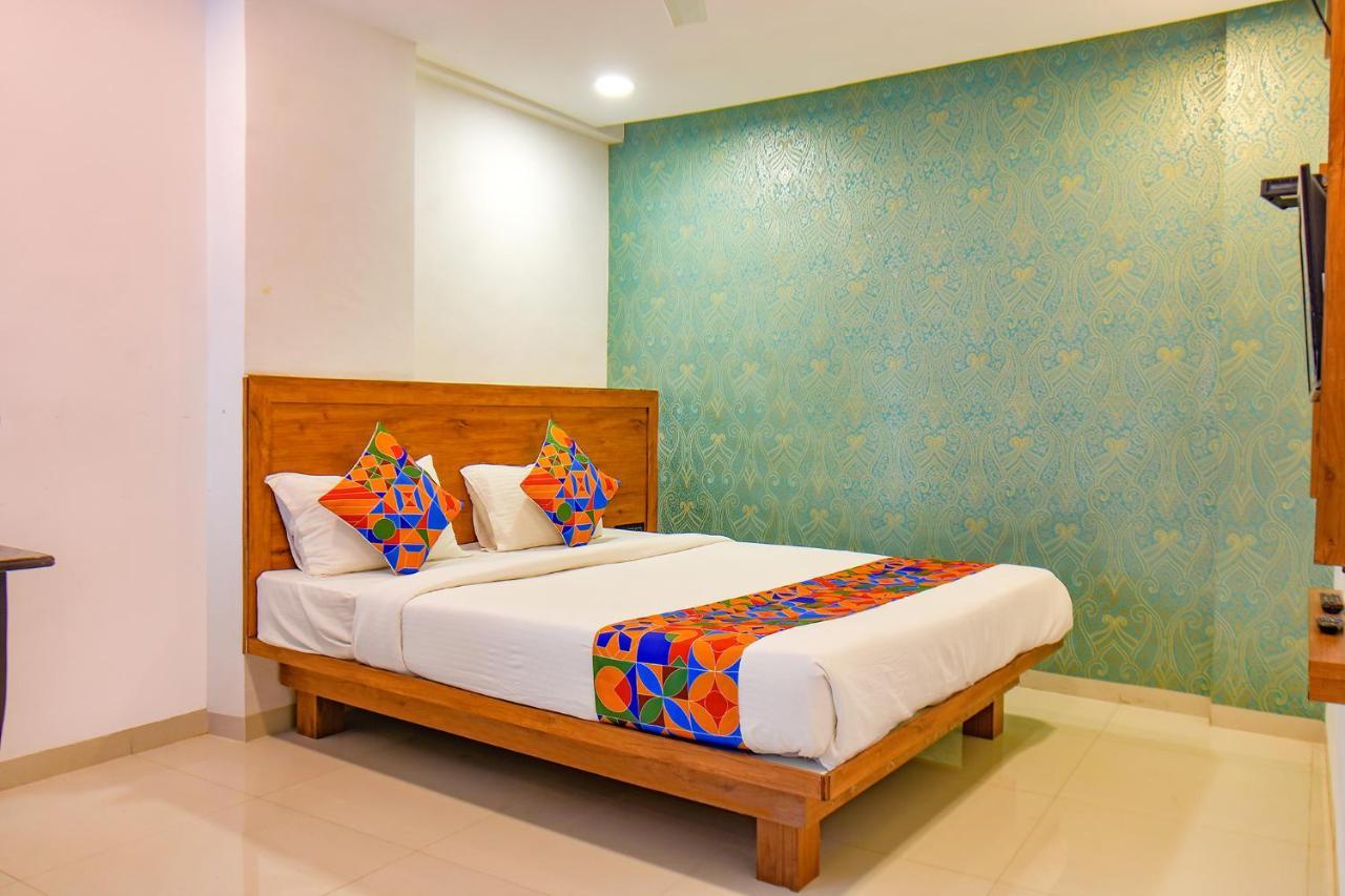Fabhotel Gate Lodging Hotel