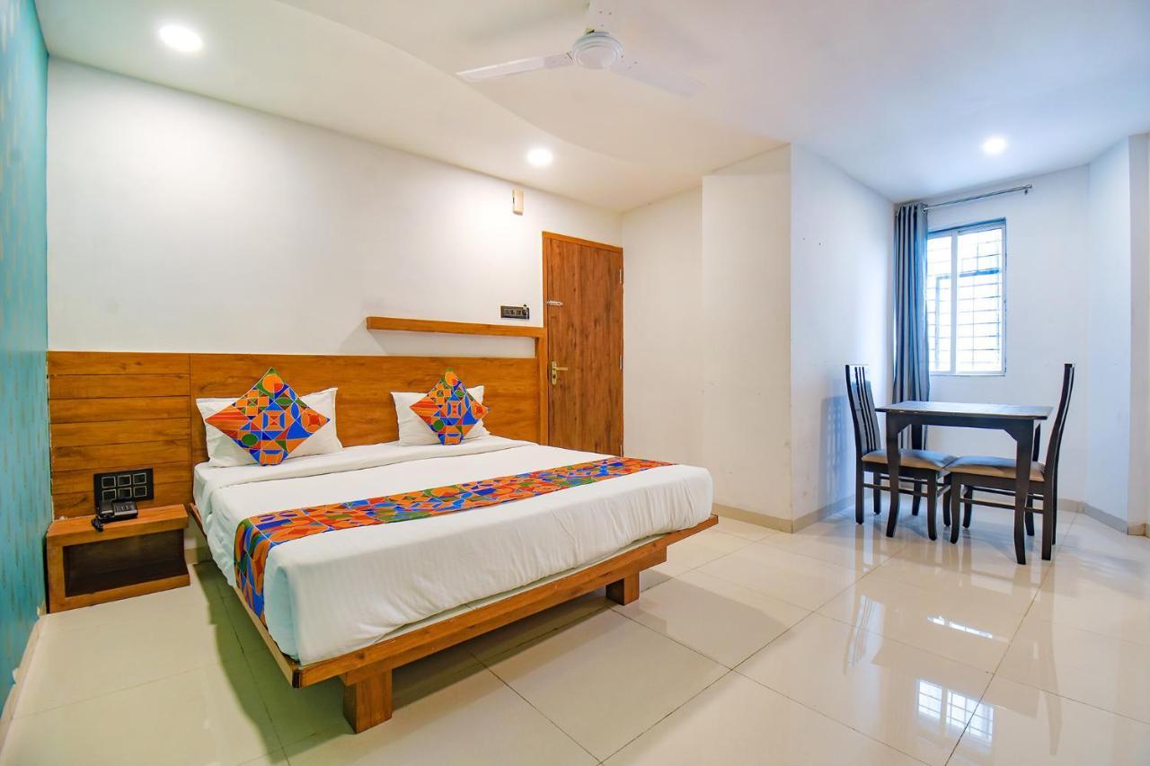 Fabhotel Gate Lodging Hotel